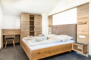 PlankenauTaurachhof Astlehen的一间卧室配有一张大床和一张书桌