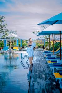 勒吉安帕德玛拉玛酒店的一位妇女走进度假村的游泳池