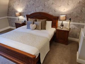多尼戈尔多尼哥亚比酒店的一间卧室配有一张带2个床头柜和2盏灯的床。