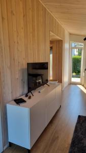 察尔尼卡瓦EPA Brīvdienu mājiņa的一间设有白色岛屿的厨房,位于一间设有木墙的房间