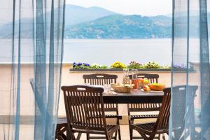 奥杰比奥卡萨埃维拉公寓酒店的一张餐桌和椅子,享有水景