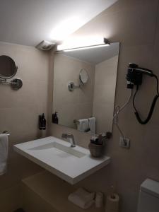 奥洛特Hotel Olot Centre的一间带水槽和大镜子的浴室