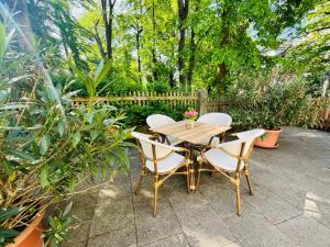 科堡Ferienwohnungen an der Salvatorkirche - zentrales Apartmenthaus mit Terrasse的花园里的一张木桌和椅子