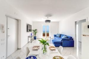 马萨鲁布朗斯Villa Rusinella的客厅配有蓝色的沙发和桌子