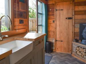 托特尼斯Milos View的一个带水槽和木门的厨房