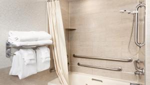 大洋城Holiday Inn & Suites Ocean City, an IHG Hotel的带淋浴、浴缸和毛巾的浴室