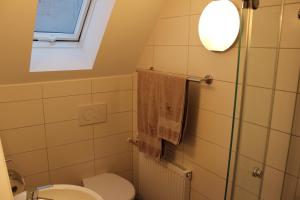 克罗纳赫Gasthof Klosterkeller的一间带卫生间和窗户的小浴室
