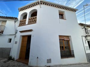 阿拉哈尔Campanario 3的白色的房子,设有棕色的门和窗户
