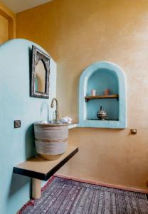 丹吉尔Hajrienne guest house的客房内的盥洗盆浴室