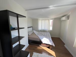 安塔利亚Flat For Rent Near The Beach, Konyaaltı, Antalya的一间小卧室,配有床和窗户