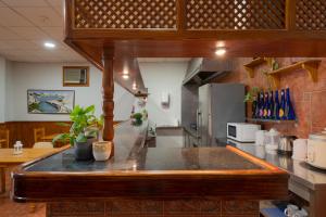 阿雷西费Hostal San Ginés的一间厨房,在房间内配有台面