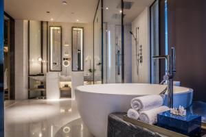 北京北京三里屯通盈中心洲际酒店的一间带大浴缸和水槽的浴室