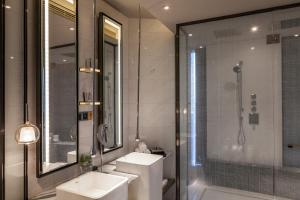 北京北京三里屯通盈中心洲际酒店的浴室配有卫生间、盥洗盆和淋浴。