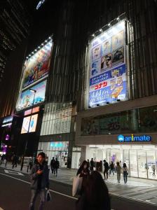 东京Urban Residence Ikebukuro East的一群人晚上在城市街道上散步