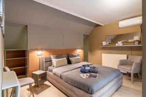 马斯梅赫伦Maas&Mechelen B&B Massage & Wellness的一间卧室配有一张大床和两把椅子