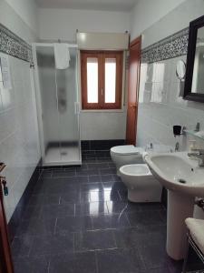 墨西拿B&B CasaBuddace的一间带两个卫生间、淋浴和盥洗盆的浴室