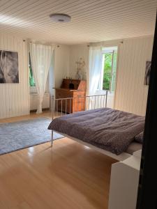 谢尔La Lanterne的一间卧室配有一张床、一张书桌和一个窗户。