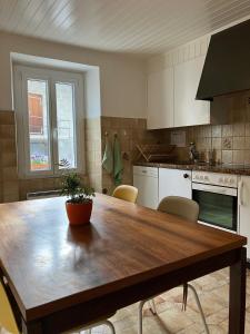 谢尔La Lanterne的厨房配有木桌和盆栽植物