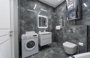 基辅Luxury Apartments Arena Guliver的一间带洗衣机和水槽的浴室