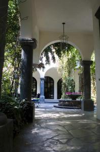圣米格尔-德阿连德圣米格尔米西翁酒店的一座空的庭院,在一座建筑物里设有喷泉