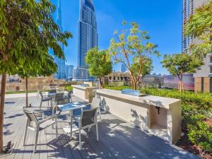 迪拜Downtown Decadence : A 1BR Urban Sanctuary的城市中带桌椅的庭院