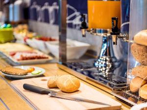 霍尔茨维克德ibis budget Dortmund Airport的自助餐,包括面包和餐桌上的食品