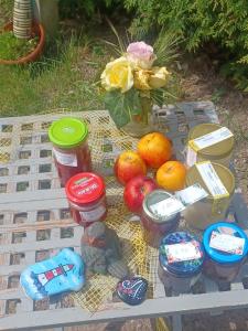 滨湖克拉科Zimmer und Apartment Rosi的一张桌子上放着一罐食物和水果