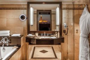 卡萨布兰卡卡萨布兰卡凯悦酒店的一间带水槽、浴缸和镜子的浴室
