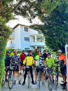 培拉特Hotel Vila Arbri的一群人骑着自行车在建筑物前
