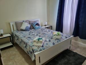 威廉斯塔德Angola Apartment B的一间卧室配有带毛巾的床
