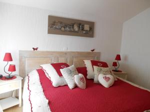 希伯维列吉德维拉斯朗德酒店的一间卧室配有红色和白色枕头的床