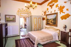 维贾内洛迪莫拉安蒂卡住宿加早餐旅馆的卧室配有一张床,墙上挂有绘画作品