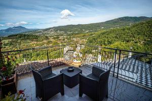维贾内洛迪莫拉安蒂卡住宿加早餐旅馆的阳台配有桌椅,享有风景。