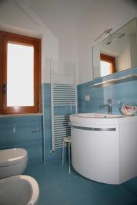 维耶斯泰B&B Virolì的蓝色的浴室设有水槽和卫生间