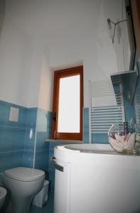 维耶斯泰B&B Virolì的带浴缸、卫生间和盥洗盆的浴室