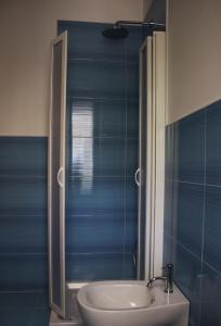 维耶斯泰B&B Virolì的一间带玻璃淋浴和水槽的浴室