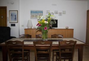 维耶斯泰B&B Virolì的一张餐桌,上面有花瓶