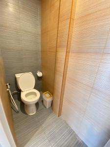 坤敬Baan Hall Hostel的一间带卫生间和淋浴的小浴室