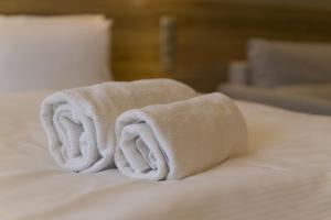 科沃布热格波罗的海广场梅迪Spa酒店的床上的一大堆毛巾