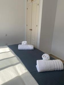 马贝拉Homey Home Guadalvillas 91的两条毛巾坐在房间里的床边