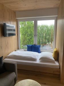 圣珀尔滕Livero Apartments的一张位于带大窗户的房间内的床铺