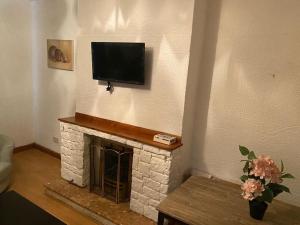 格拉斯哥Glasgow excellent lodging home的客厅设有壁炉和平面电视