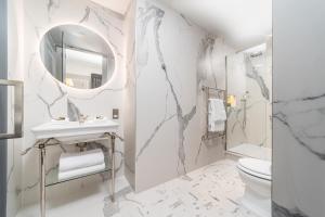 南安普敦No.4 Carlton的白色的浴室设有水槽和镜子