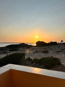 Es ArenalsArenas del Mar Formentera的海滩上的日落,阳光在海洋上