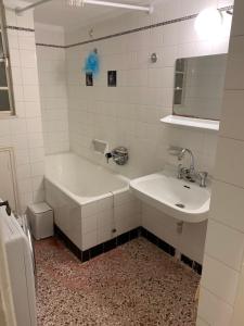 雅典Lillian’s House的白色的浴室设有浴缸和水槽。