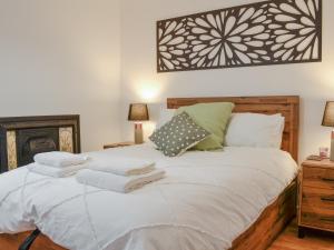 MoulinBlack Spout Cottage的一间卧室配有带毛巾的床