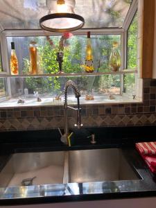 南太浩湖Tahoe Cottage perfect for couples and outdoor enthusiasts的厨房水槽,上面设有窗户和水槽