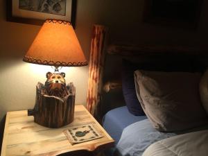 南太浩湖Tahoe Cottage perfect for couples and outdoor enthusiasts的床头桌子上的一盏灯