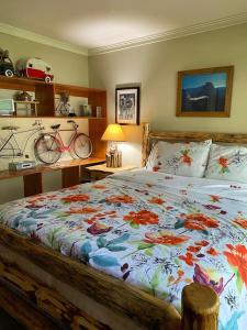 南太浩湖Tahoe Cottage perfect for couples and outdoor enthusiasts的卧室配有一张床,墙上有自行车