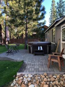 南太浩湖Tahoe Cottage perfect for couples and outdoor enthusiasts的后院设有台球桌、野餐桌和长凳